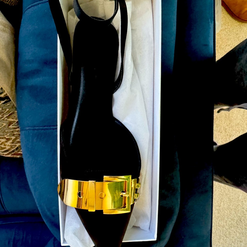 Brand new Aminah Abdul Jillil buckle flat perfect for holiday or after 5 events.